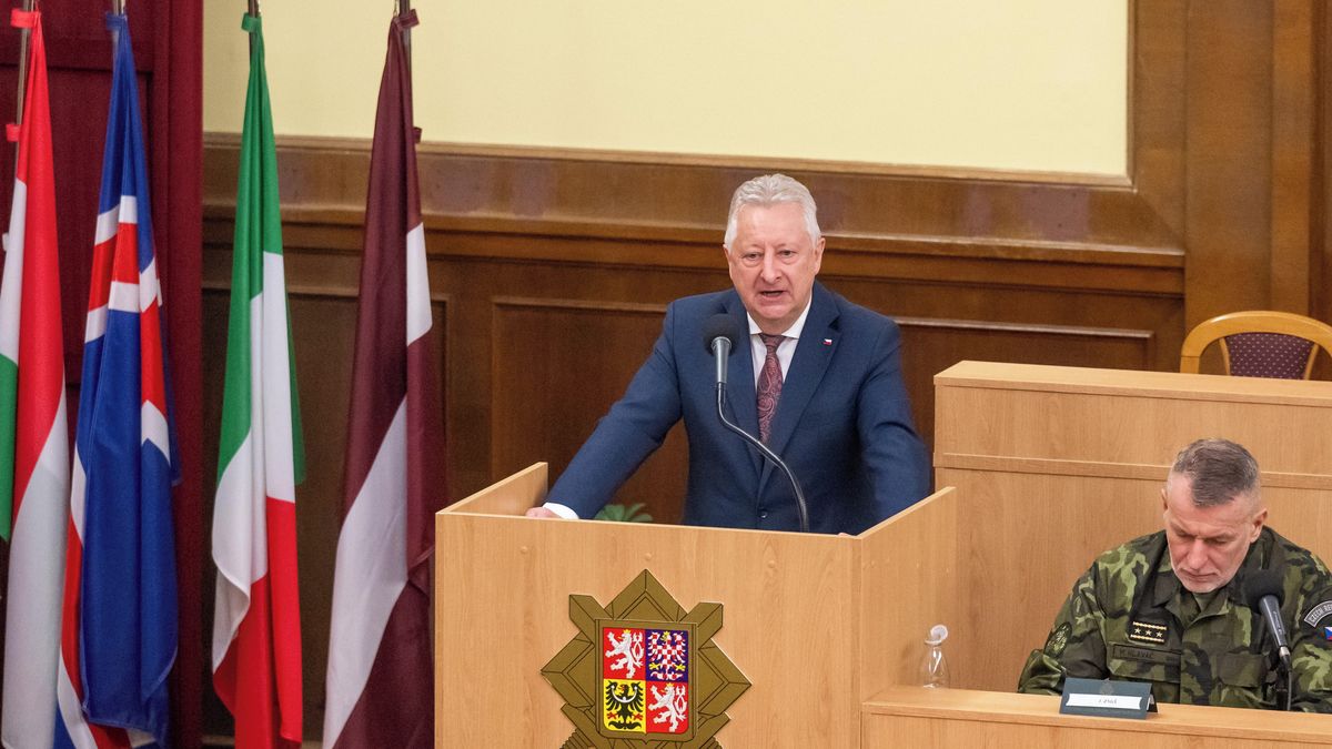 Bezpečnost země se neměří jen výdaji na obranu, řekl Zůna. Kritizoval politizaci výstavby armády